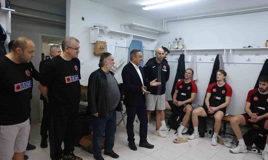 Başkan Dere, sungurlu belediyespor ve galatasaray madeş mobilya takımlarını ziyaret etti