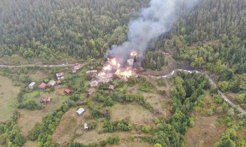 İnebolu'daki yangında 11 ev zarar gördü: Ekipler hızla müdahale etti