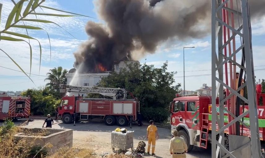 Manavgat'ta çatı katında çıkan yangın, itfaiye ekiplerinin zamanında müdahalesiyle kontrol altına alındı