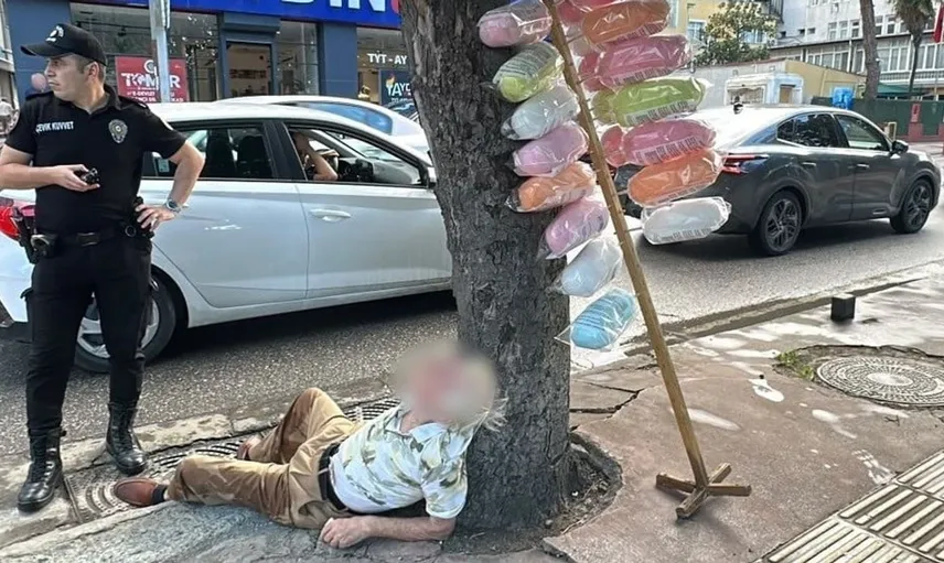 Gündüz vakti sokakta uyuyakalan pamuk şekerci dikkat çekti