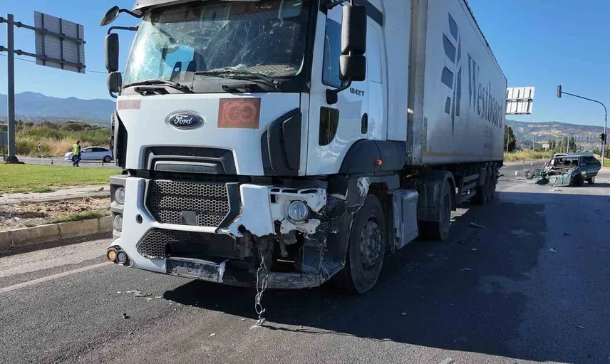 Gediz'de tır ve otomobil çarpıştı: 2 yaralı hastaneye kaldırıldı