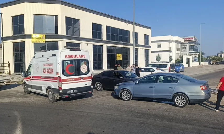 Kavşakta iki otomobilin çarpışması güvenlik kamerasında görüntülendi