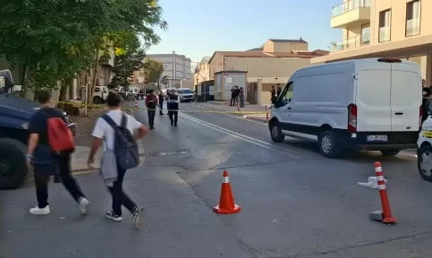 Ümraniye'de mobilya imalathanesi önünde el bombası bulundu