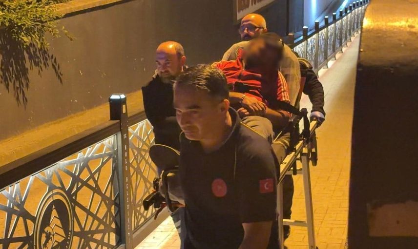 Bolu’da aşırı alkollü adam sedyeyle hastaneye kaldırıldı