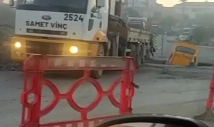 Arnavutköy'de yol çalışması sırasında taksi çukura düştü: Sürücü kendi imkanlarıyla kurtuldu