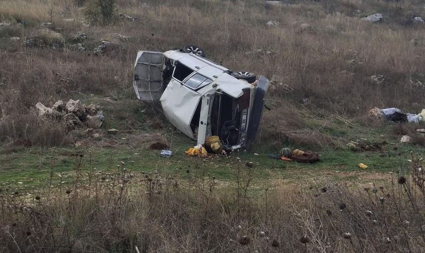 Adıyaman'da otomobil şarampole devrildi: iki yaralı