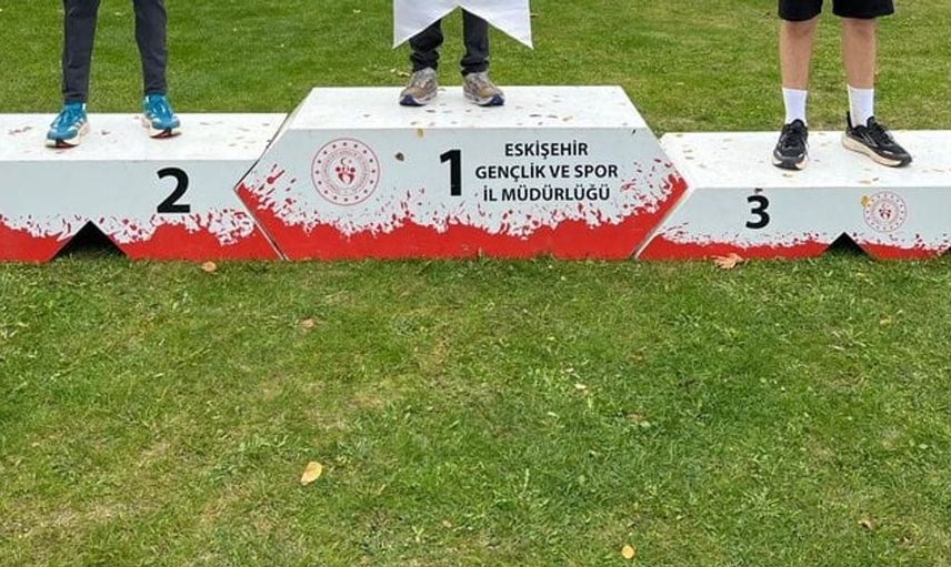 Sazova Kültür Parkı'nda genç sporcuların kros mücadelesi