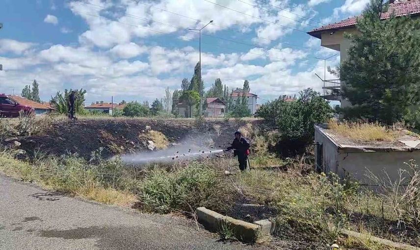 Sivas'ın Şarkışla ilçesinde fırtına yangına neden oldu
