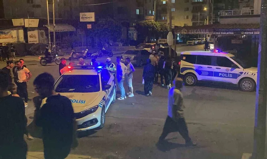 Mersin'de motosiklet ve otomobil çarpıştı: Üç kişi yaralandı