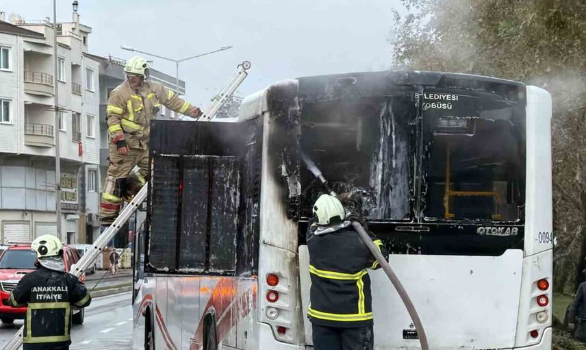 Çanakkale’de seyir halindeki otobüs alev alev yandı