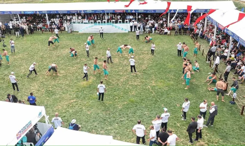 Sultangazi’de uluslararası karakucak güreşlerin heyecanı: Efe Anıl Al altın kemerin sahibi oldu