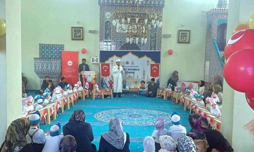 Küçüklerin kuran yolculuğu başladı: Emet'te geleneksel bed-i besmele programı düzenlendi