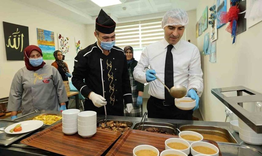 Vali Aktaş huzurevi ziyaretinde yaşlılara sevgi dolu bir el uzattı
