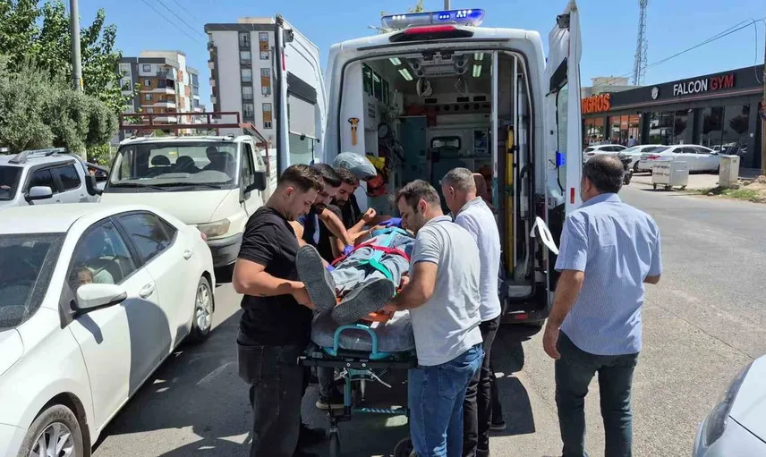 Adıyaman'da motosiklet ve hafif ticari araç çarpıştı: 1 kişi yaralandı