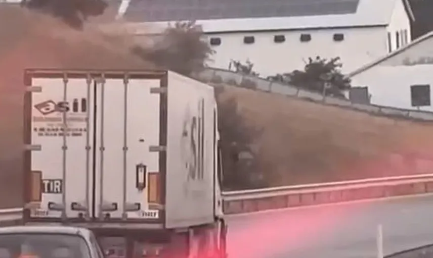 Ters şeride giren alkollü tır sürücüsü gençlerin hayatına mal oldu
