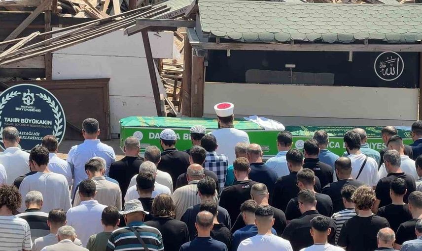Üç kardeş gözyaşlarıyla toprağa verildi: Belinay doğum gününde defnedildi