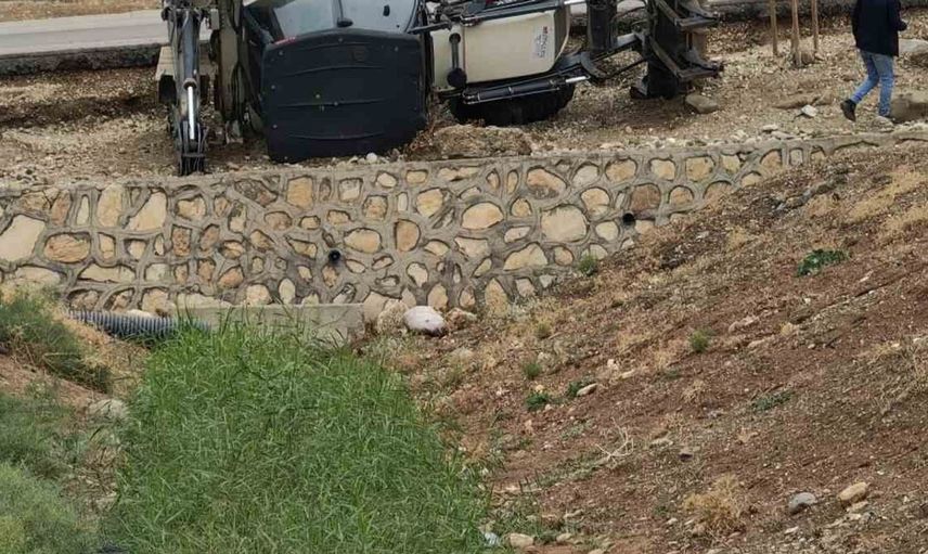 Batman'da iş makinesi devrildi, sürücü yaralandı