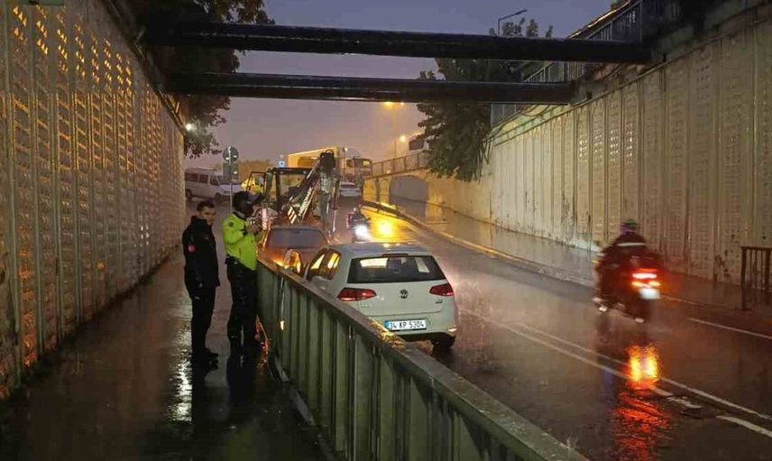 Bahçelievler Belediyesi yağmurla mücadele çalışmalarını sürdürüyor