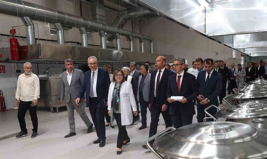 Gaziantep'te modern aşevi faaliyete geçti: 50 bin kişiye yemek hizmeti