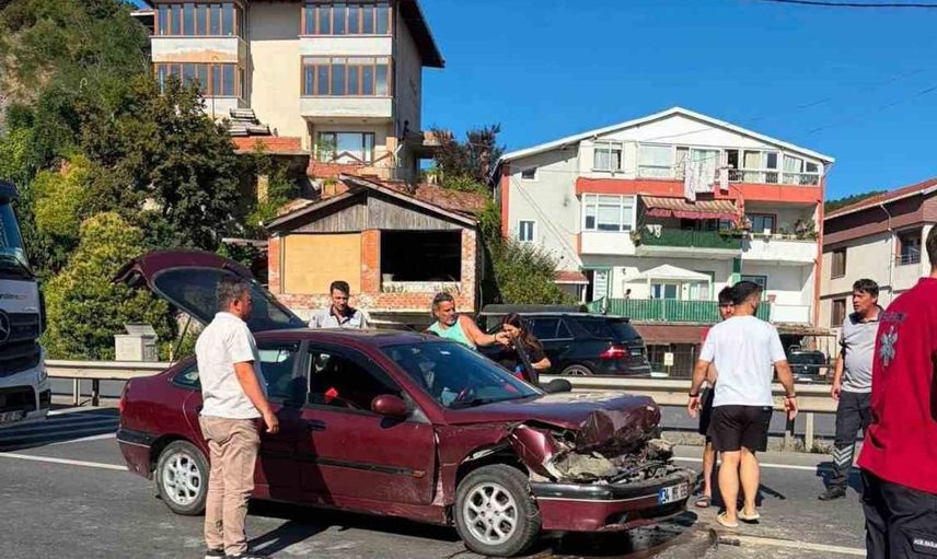 Yayalara yol veren kamyona otomobil çarptı: 2 yaralı