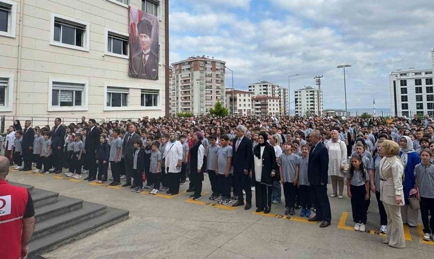 Trabzon'da 2026-2027 eğitim yılı başladı: Öğrenciler yüzleri gülecek şekilde okula döndü