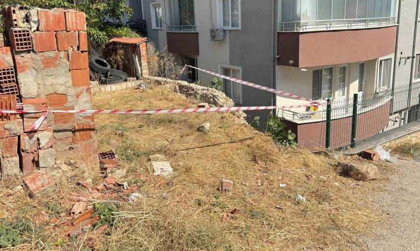 Bilecik'te kontrolden çıkan otomobil bahçeye düştü, üç kişi yaralandı