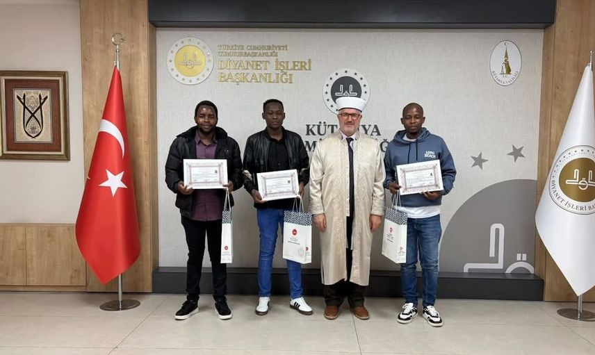 Kütahya'da üç Kenyalı vatandaş İslamiyet'i kabul etti