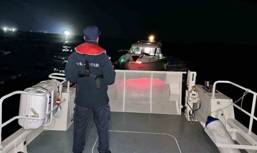 Didim açıklarında motor arızası nedeniyle sürüklenen tekneye müdahale: 3 kişi kurtarıldı