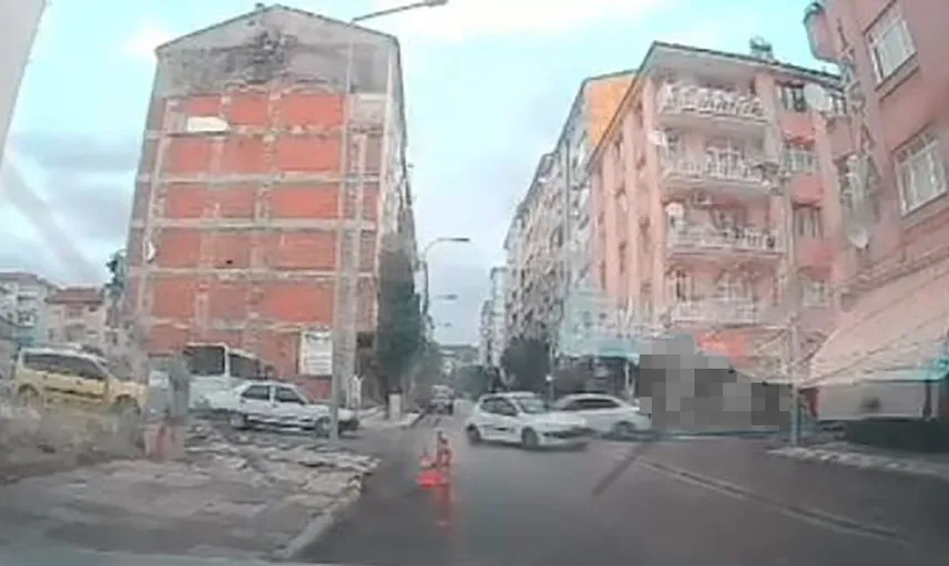 Elazığ'da otomobiller çarpıştı: Kazanın görüntüleri kaydedildi