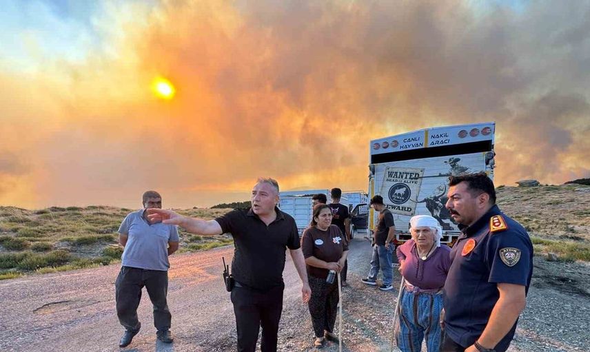 Çine'de yangında mahsur kalan yaşlı kadına Aydın Büyükşehir Belediyesi ekipleri yardım etti