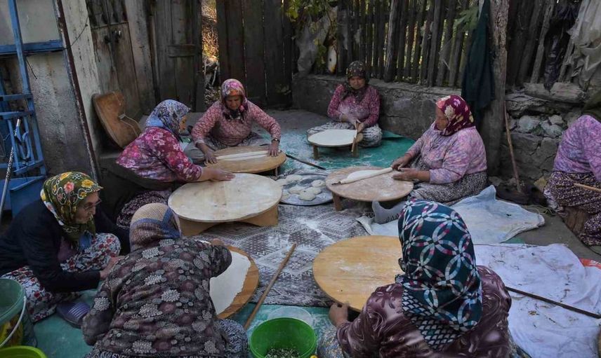 Erzincan'da imece usulü geleneksel kış hazırlıkları sürüyor