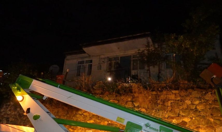 Gümüşhane'de elektrik direği devrildi: Korkuya sebep olan olayın ardından mahalleli önlem istedi