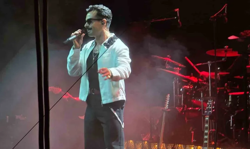 Gökhan Türkmen konserinde unutulmaz romantik anlar: 9 çift evlilik teklifi etti
