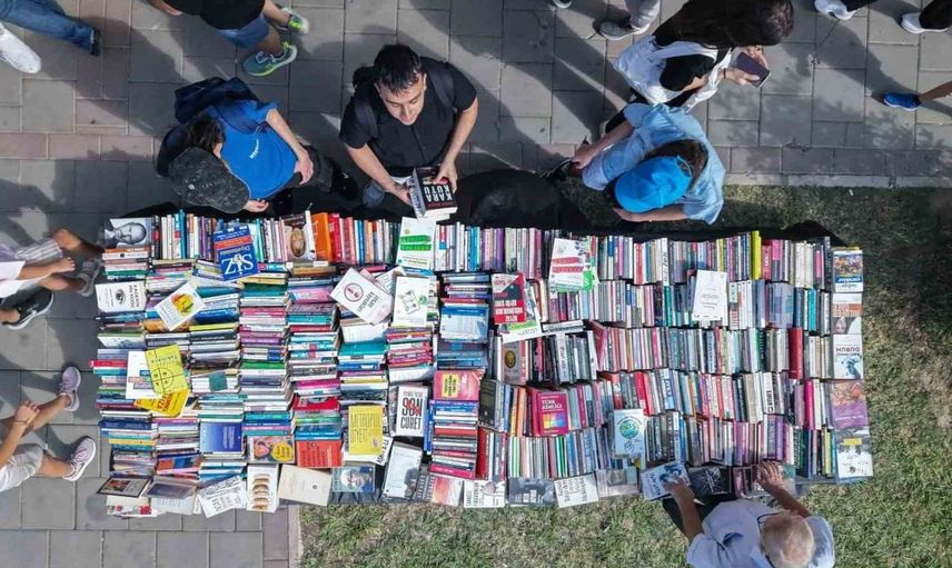 İzmir Kitap Fuarı'nda yazar Gündüz Vassaf, okuyucularıyla buluştu