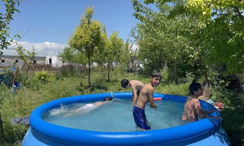 Kars’ın duraklı köyünde çocuklar dayanışma ile havuz kurdu