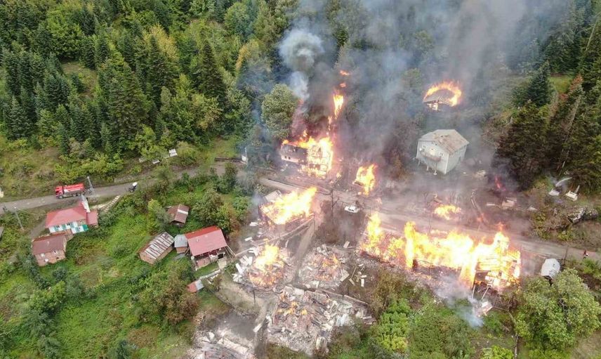 Kastamonu'da köy yangını: Alevler 8 evi sardı, müdahale sürüyor