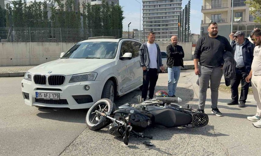 Samsun'da motosiklet otomobille çarpıştı: 17 yaşındaki sürücü hastaneye kaldırıldı