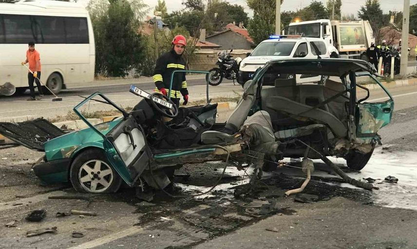 Alkollü sürücü kaza yaptı: Fiat Tofaş ikiye bölündü, 2 yaralı