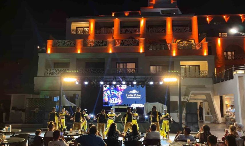 Bardakçı Koyu’nda tatil konser ve dans şovlarıyla renklendi
