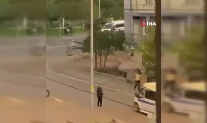 Keserle yürüdüğü anlar kaydedilen genç, bıçakla hayatını kaybetti