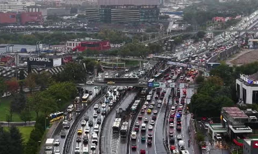 İstanbul'da akşam trafiği yağışla birlikte felç oldu