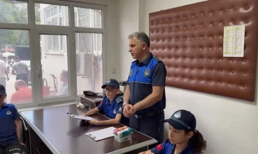 Minik zabıtalar denetimde göreve başladı, eğlenceden geri kalmadı