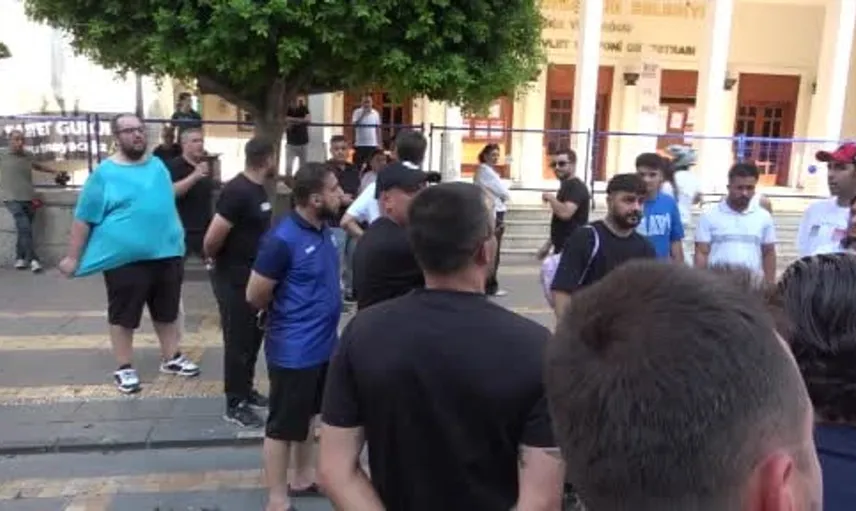 Adana Demirspor taraftarları belediye binası önünde gergin anlar yaşadı