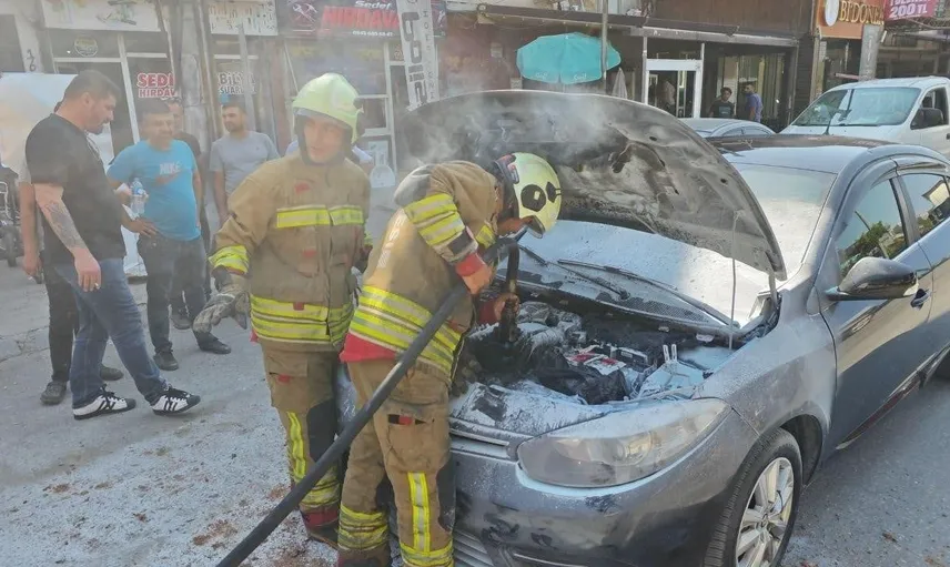 İskenderun'da seyir halindeki otomobil alev aldı