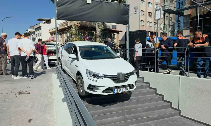 Kütahya'da ilginç kaza: Otomobil market merdivenlerinde asılı kaldı