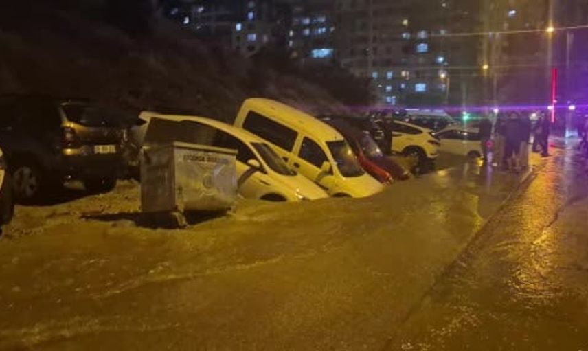 Ankara'nın Keçiören ilçesinde sağanak sonrası yol çökmesi: Araçlar mahsur kaldı