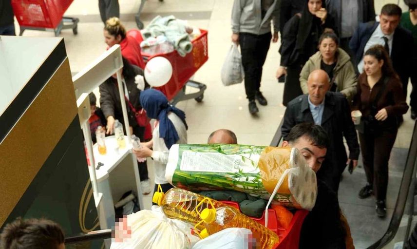 Ataşehir’de market açılışında indirim için izdiham yaşandı
