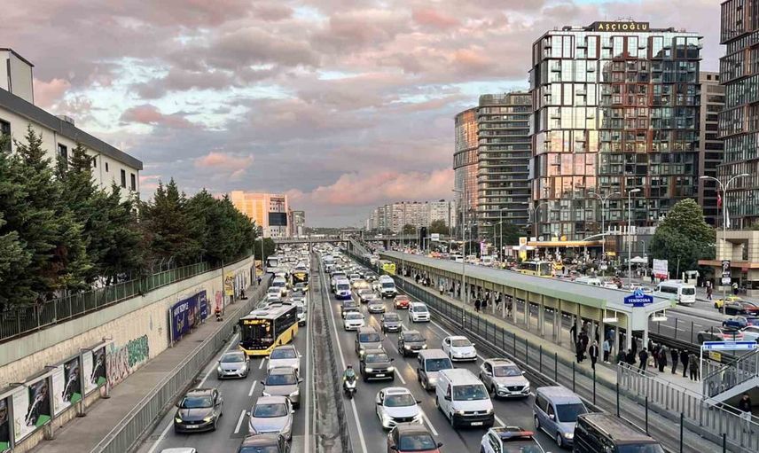 İstanbul akşam trafiğinde yoğunluk artışı: D-100'de araçlar durma noktasına geldi