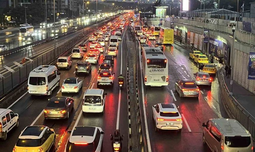 İstanbul trafiği yağmurla birlikte yoğunlaştı: Yüzde 76 seviyesine ulaştı