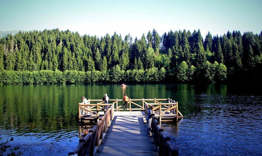 Artvin'deki kalp şeklindeki karagöl, doğaseverleri cezbetmeye devam ediyor